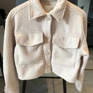 Beige/ljusrosa jacka  - Beige/ljusrosa jacka ifrån H&M i storlek XS, använd fåtal gånger så i väldigt bra skick! 