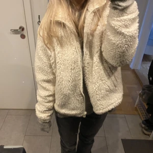 Stockholm  - mysig teddyjacka passar till höst och vinter, väldigt varm och gosig