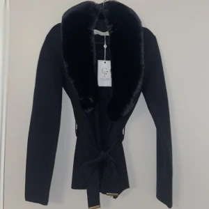 Kofta - Säljer denna jätte fina kofta då jag aldrig använt den därav är lappen kvar💕 Den är i nyskick och passar perfekt nu till vintern😇