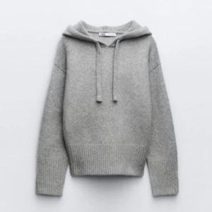 ZARA STICKAD HOODIE  - Stickad hoodie från ZARA! Endast använd en gång (så i fint skick). Jättesöt tröja som jag tyvärr inte använder. 