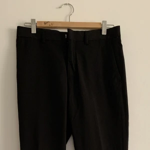 H&M - Kostymbyxor slim  - Smala kostym från HM. Jag är 177 cm lång Storlek 44