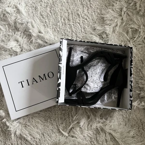 Klackar - Säljer min klackar som jag hade på min studentbal🤍använda i 6h, säljer då det inte kommit till användning efter det🤍 köpa för 700kr