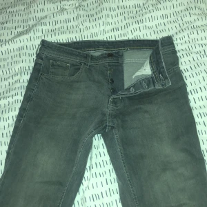 Jeans - Sköna jeans som är slim fit stretch vet inte vart ifrån eftersom att jag fick de som present men de är snygga och sköna, skriv om funderingar eller bilder😁