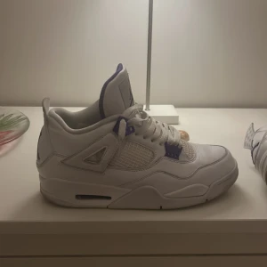 Jordans 4 - JORDAN 4 RETRO ”METALLIC PURPLE” 7/10 skick Pris: 4999 kr