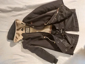 Figursydd födrad jacka - Nästan oanvänd svart figursydd och födrad varm vinterjacka