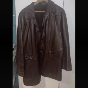 Kappa - Röd läderkappa