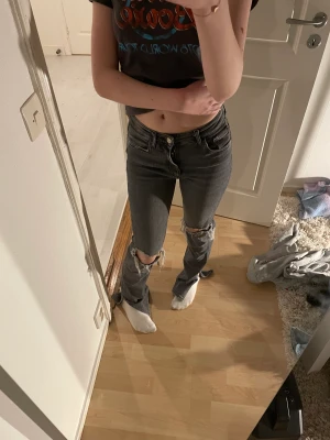 Jeans  - jätte fina mid waist jeans, använda ett par gånger men fint i skick 