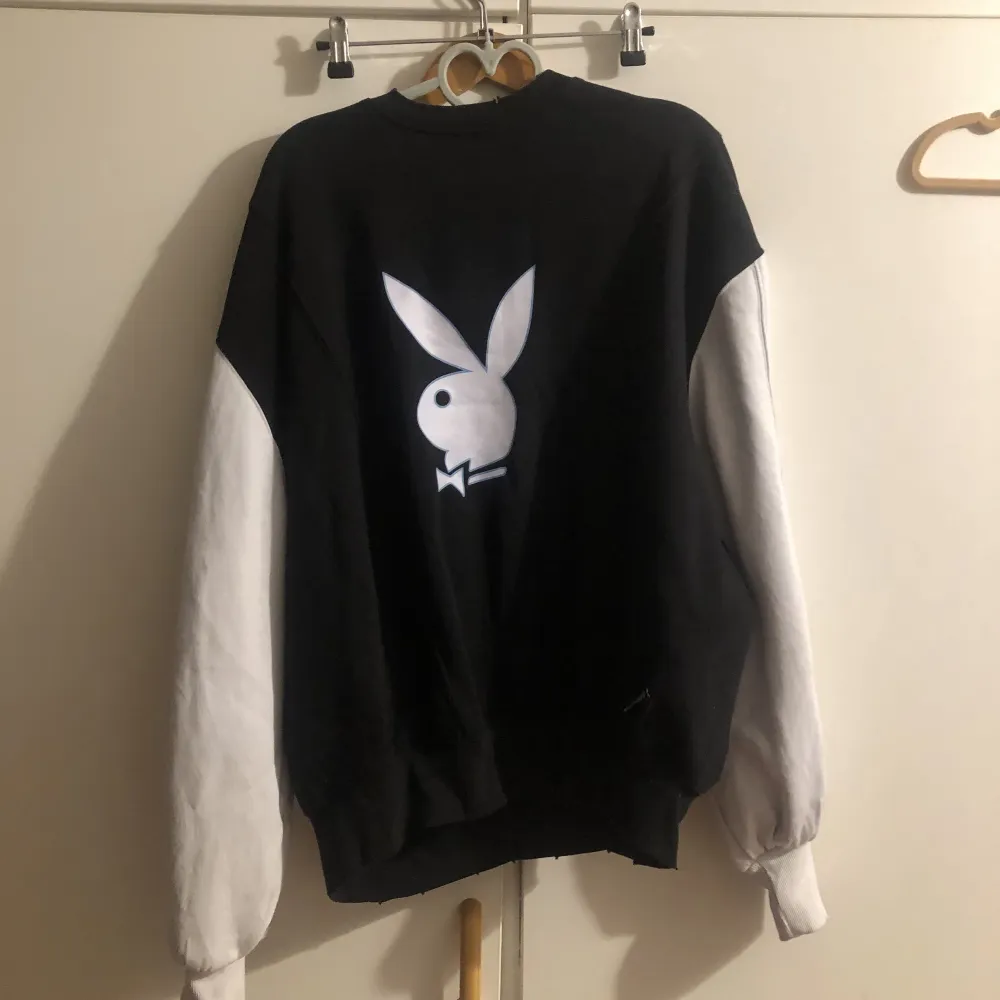 Playboy sweatshirt med små hål i nedre arm (kan skicka bild) tror de design av tröjan, inte förstörd på något sätt. Köpt från sellpy. Jätte oversized.. Hoodies.