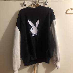 Playboy sweatshirt med små hål i nedre arm (kan skicka bild) tror de design av tröjan, inte förstörd på något sätt. Köpt från sellpy. Jätte oversized.