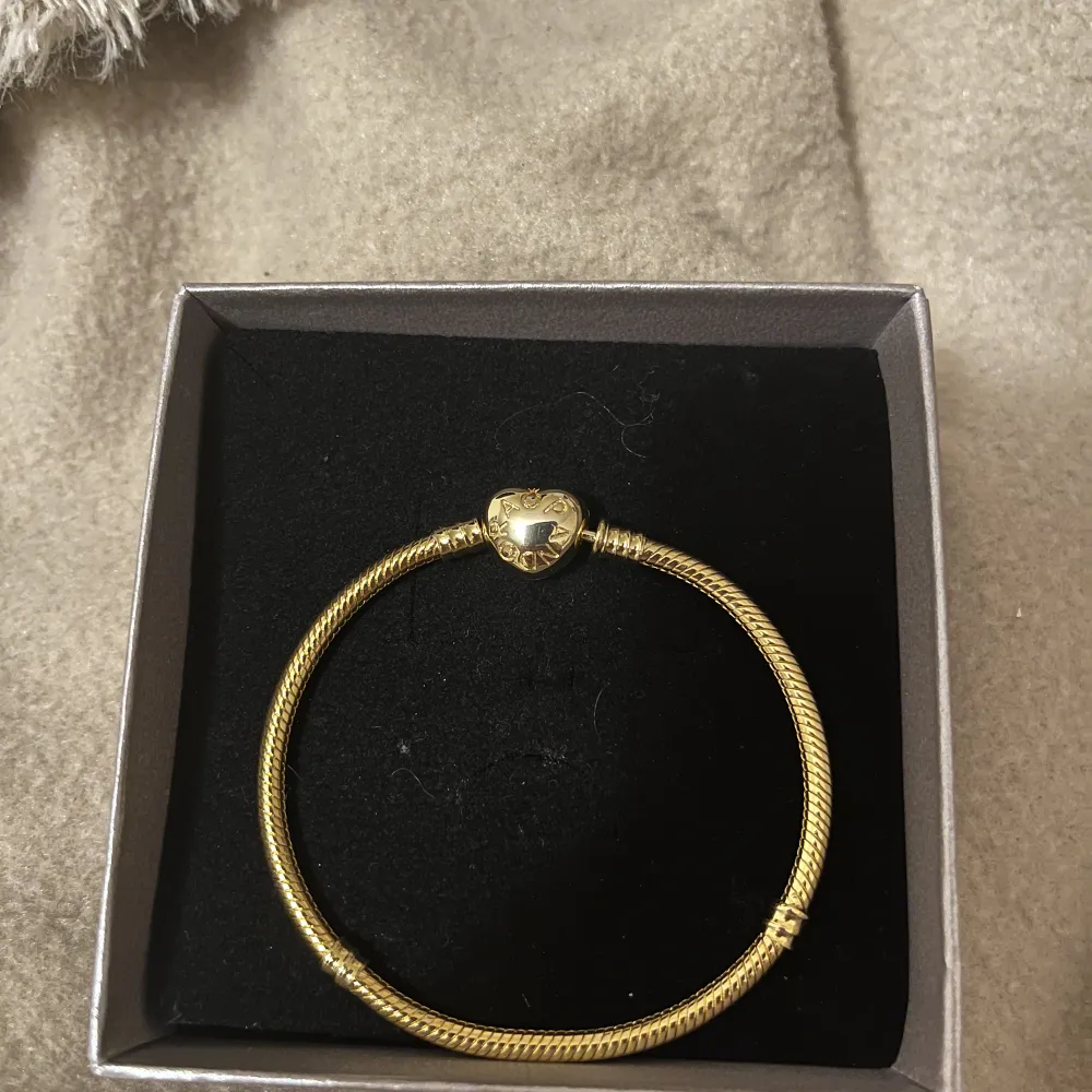 Platerat Pandora armband i guld den är 18 cm och är för stor för mig. . Accessoarer.