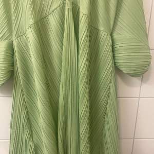 Jättefin grön klänning. Fint till vår och sommar💓aldrig använd nypris 