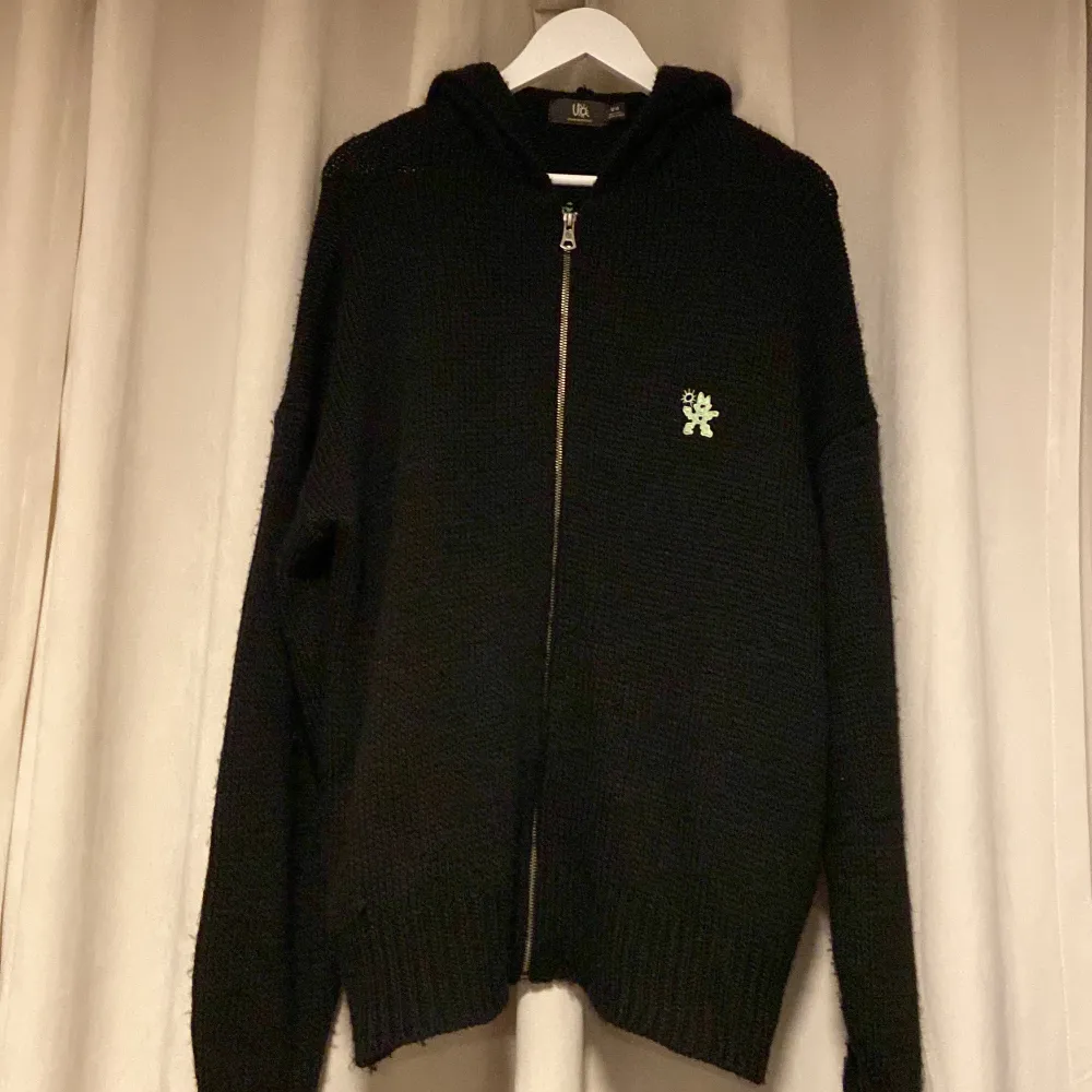 Hej! Säljer denna coola stickade Zip från Urban Outfitters. Säljer den pga att den inte kmr till användning. Köptes innan vintern för 700kr. PM vid frågor😇. Hoodies.