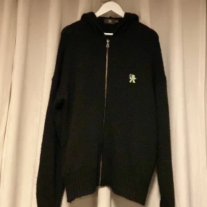Stickad Zip - Hej! Säljer denna coola stickade Zip från Urban Outfitters. Säljer den pga att den inte kmr till användning. Köptes innan vintern för 700kr. PM vid frågor😇