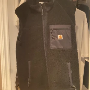 Carhartt vest - Säljer en Carhartt vest nypris ca 800kr. Knappt använd mest fått hänga galjen:( 