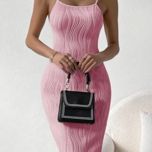 Klänning  - Knälång klänning med en slits där bak. Jätte skönt material.