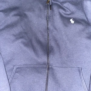 Polo Ralph lauren zip hoodie  -  Säljer min polo zip som är i väldigt bra skick använt den få gånger. Säljer den för storlek problem. Fick den som present och den är äkta!  
