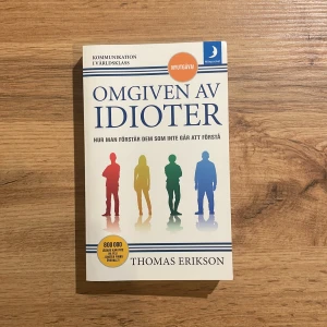Böcker - ”Omgiven av idioter” av Thomas Erikson. Språk: Svenska Boken säljs i befintligt skick. Frakt tillkommer <3