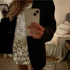 Glittrig/ paljett klänning 🪩 - Säljer denna fina paljett/glitter klänning🩶Perfekt för nyår🪩! Endast använd nyår förra året. Svarta knytband i bak. Storlek S 