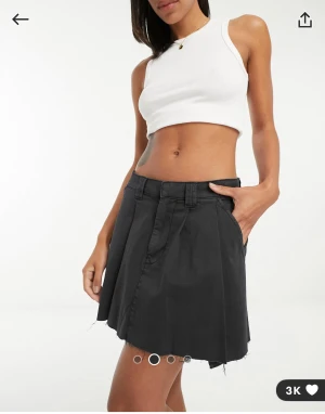 OANVÄND kjol - kjol med fickor som tyvärr är förstor för mig. Helt OANVÄND, hann inte returnera.