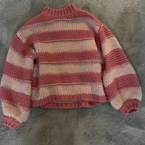 Stickad tröja  - Stickad tröja från NA-KD använd fåtal gånger, den är lite ” nopprig/tovig ” men inget man tänker på! Storlek XS -S 🥰