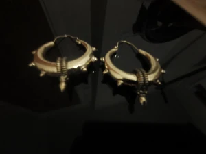 Örhänge  - Örhänge för kvinna materialet är brass väldigt bra material färgen går inte bort och den har ej allergisk reaktion nickel fri. 