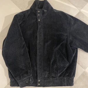 Manchester jacka - Säljer en goding som varit en favorit länge, men som nu tyvärr behöva bytas ut mot en annan favorit😁 Jackan är väldigt tjock och väldigt bra skick, passar perfekt till vintern⛷️