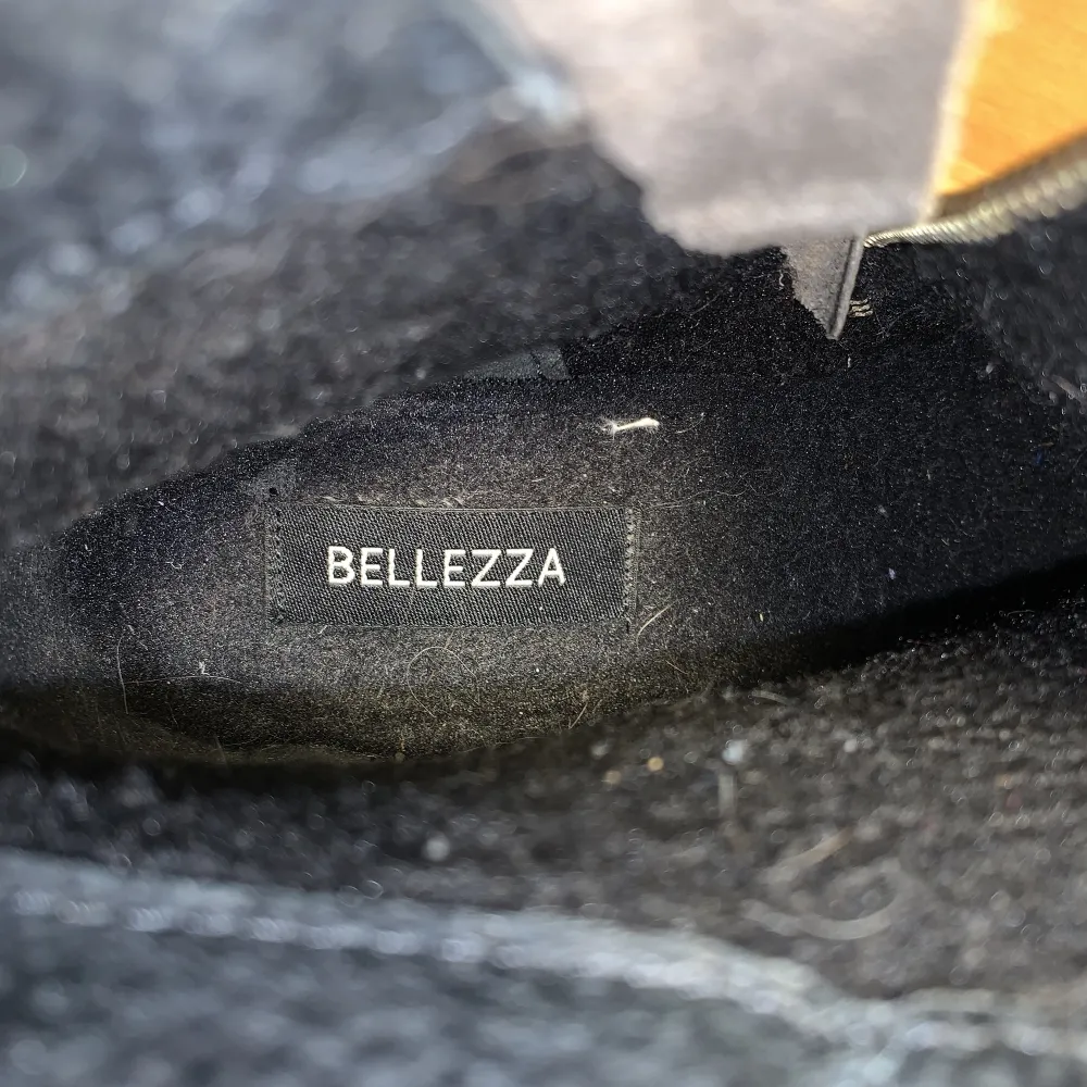 Ett par mellanvarma stilrena svarta skor med mellanhög klack som är ganska bekväma att gå i tack vare den breda klacken. Det syns att de blivit använda med är i förövrigt i ganska bra skick. Ingen större förslitning. Säljer dessa då de inte används.. Skor.
