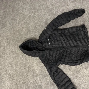 Peak jacka  - Vi säljer nu en peak jacka passar m/l använd ett fåtal gånger så inga slitage.