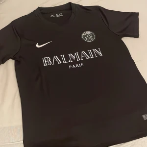 Balmain Paris T-shirt  - Har aldrig använt den. Den har bra material äkta köpte den 2021