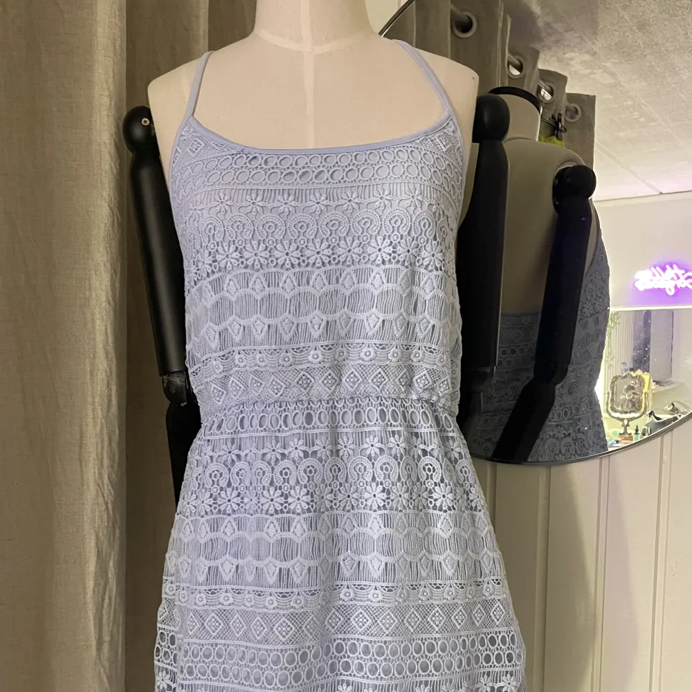 En blå sommarklänning från H&M🩵 aldrig använd🫶 skriv till mig om fler bilder önskas🥰. Mekot.