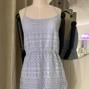 Sommarklänning H&M - En blå sommarklänning från H&M🩵 aldrig använd🫶 skriv till mig om fler bilder önskas🥰