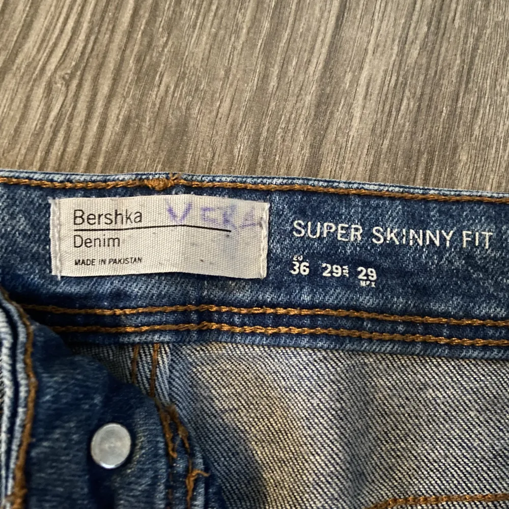 Jeans med sliten look. Besegla super skinny fit, storlek 36. Namnad på lappen i midjan.. Jeans & Byxor.