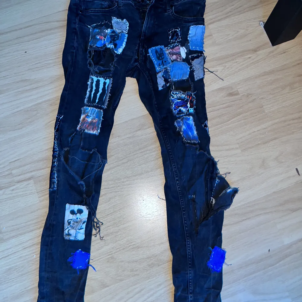 Mina gammla crust punk jeans slitna med hål i och massa patches . Jeans & Byxor.