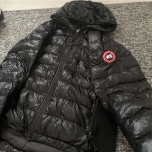 Canada goose jacka  - Säljer nu min äkta canada goose jacka, med org pris på 9500kr. Har haft den i ett halv år och är i nyskick!