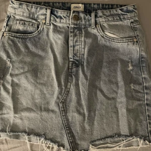 Jeans kjol  - Snygg jeans kjol från only!! Toppen skick 💞💞 strl 38 men passar 36/34 också🌟🌟 .  