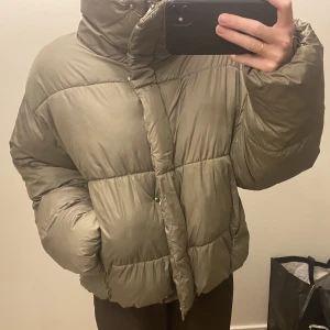Vinterjacka  - Pufferjacka från hm, finns inte längre på hemsidan. Ljus khakifärgad grön. I bra skick inga fläckar eller skador. Oversized i modellen 