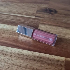 Fenty Beauty läppglans Fussy - Färgen Fu$$y. Swatchad men valde en annan färg.