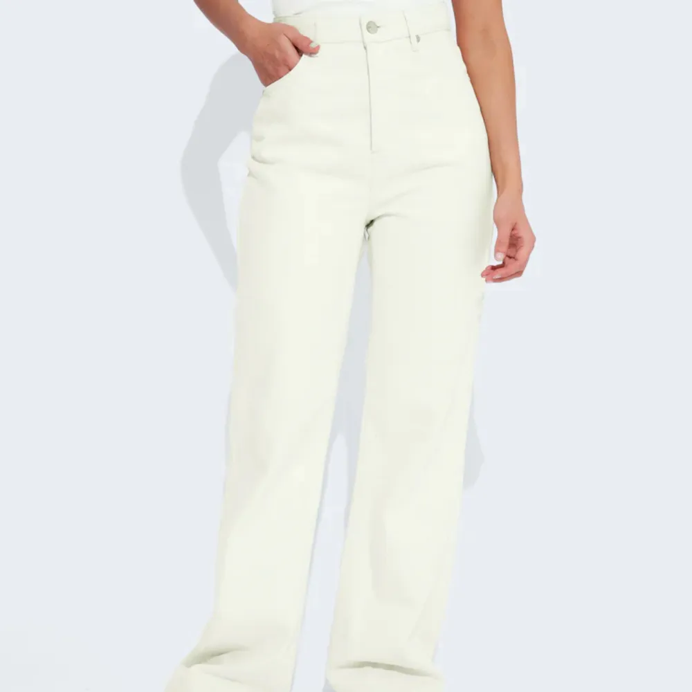Super fina vita jeans som är helt nya💞inte kunnat använda de då de är för små och hann ej skicka tillbaks. Jeans & Byxor.