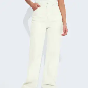 Super fina vita jeans som är helt nya💞inte kunnat använda de då de är för små och hann ej skicka tillbaks