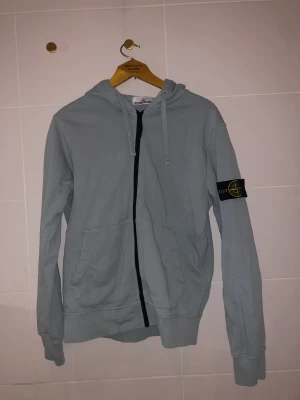 Stone island hoodie - En riktigt snygg stone island hoodie i färg turkos. Hoodien är i jätte bra skick den har inga hål eller skrap märken. Kan ta byten!