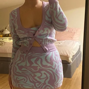 Kjolsett - kjol sett från motel rocks i nyskick matchande bhn och koftan ingår storlek s 