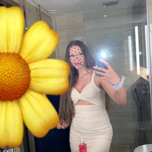 Klänning  - Festklänning från SHEIN  Använd 1 gång Vit krämig färg. S men känns något större, skulle nästan säga M