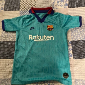 Barcelona tröja  - Köpt på unisport säljs dock inte längre. Den är Väldigt gott skick så tveka inte för att köpa denna tvärfeta tröja till ett rimligt pris. hör av er vid fler frågor eller funderingar