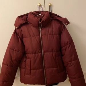 Vinröd dunjacka  - Säljer denna super fina röda dunjacka ifrån NA-KD! Använt ett fåtal gånger, utan defekter!💕💕  Möts i Stockholm!