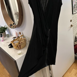 Dagmar klänning  - Supersnygg klänning från Dagmar. Svårt att visa på bild men lite draperad/omlott. För kort för mig som är 180, perfekt om du är max 170. Använd en gång. 