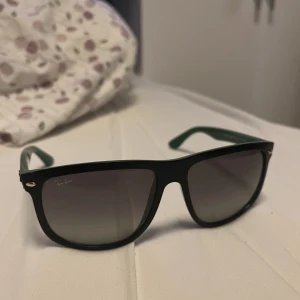 Ray ban boyfriend - Riktigt jävla feta brillor som tyvvär inte kommit till mycke använding ! Köptes på synsam för 1,2 och har tyvvär inte använts så mycket så säljes istället ! Skriv vid fler frågor Mvh