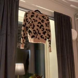 Stickad rosa leopard tröja 146/152 stl