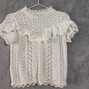 Zara tröja💕 - Super fin tröja från zara med volang på som inte kommer till användning längre! Nyckick.