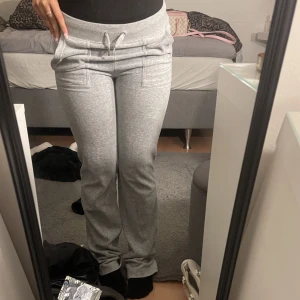 Juicy byxor  - Finns fler bilder, finns en liten defekt därav pris, laddar upp igen pga oseriösa köpare  Fast pris!!