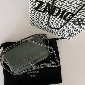 Zadig väska  - Intressekoll på min fina Zadig väska. Köptes i NY i våras för 2600kr. Inga defekter, nyskick! Väskan finns inte kvar vilket gör den väldigt unik! Självklart äkta, se bild 3. Storlek nano. Pris kan diskuteras❣️❣️❣️SÅLD!